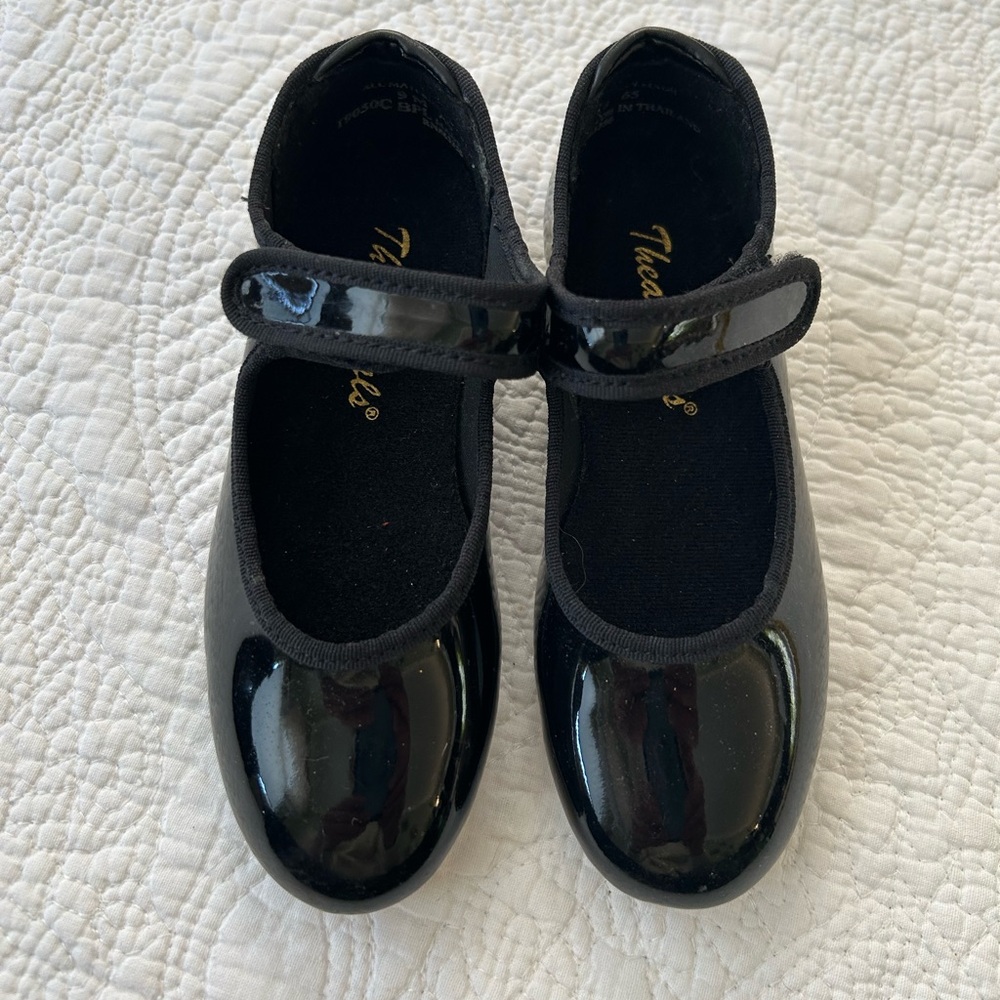 Theatricals Tap Shoes size 9. Black man made patent leather w/velcro straps.Nice